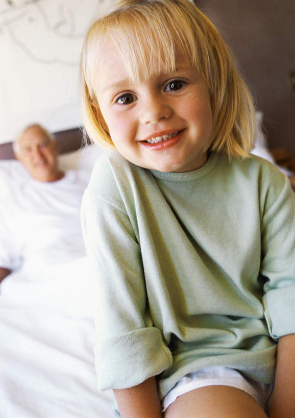 西方人,儿童,老年人,脸,头,脸颊,两个人,家庭,祖父,坐,笑,微笑,露齿笑,竖图,室内,特写,白天,正面,纯洁,床,卧室,欧洲,欧洲人,朦胧,模糊,双人床,床单,被子,小孩,温暖,温馨,一家人,可爱,童年,童趣,爷爷,祖孙,和睦,被单,童真,烂漫,无邪,外孙女,外公,外祖父,天真,老年男性,男人,男性,女孩,白种人,孩子,头部,脸部,脸蛋,面部,孙女,坐着,半身,彩图,睡房,卧房,融洽,女生