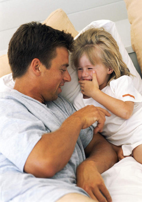 西方人,儿童,嘴,两个人,家庭,父亲,女儿,躺,竖图,俯视,室内,白天,纯洁,床,卧室,欧洲,欧洲人,双人床,床单,被子,小孩,温暖,温馨,父女,一家人,父爱,可爱,童年,童趣,捂,和睦,被单,童真,烂漫,无邪,卧着,天真,男人,男性,年轻男性,女孩,白种人,孩子,年轻人,口,口腔,嘴巴,嘴唇,躺着,卧,半身,彩图,高角度拍摄,睡房,卧房,融洽,女生,捂着