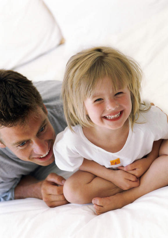 西方人,儿童,两个人,家庭,父亲,女儿,抱,笑,微笑,露齿笑,竖图,俯视,室内,白天,纯洁,床,卧室,欧洲,欧洲人,双人床,床单,被子,小孩,趴着,温暖,温馨,父女,一家人,父爱,可爱,童年,童趣,抱着,和睦,被单,搂着,童真,烂漫,无邪,天真,男人,男性,年轻男性,女孩,白种人,孩子,年轻人,搂,搂抱,趴,半身,彩图,高角度拍摄,睡房,卧房,融洽,女生