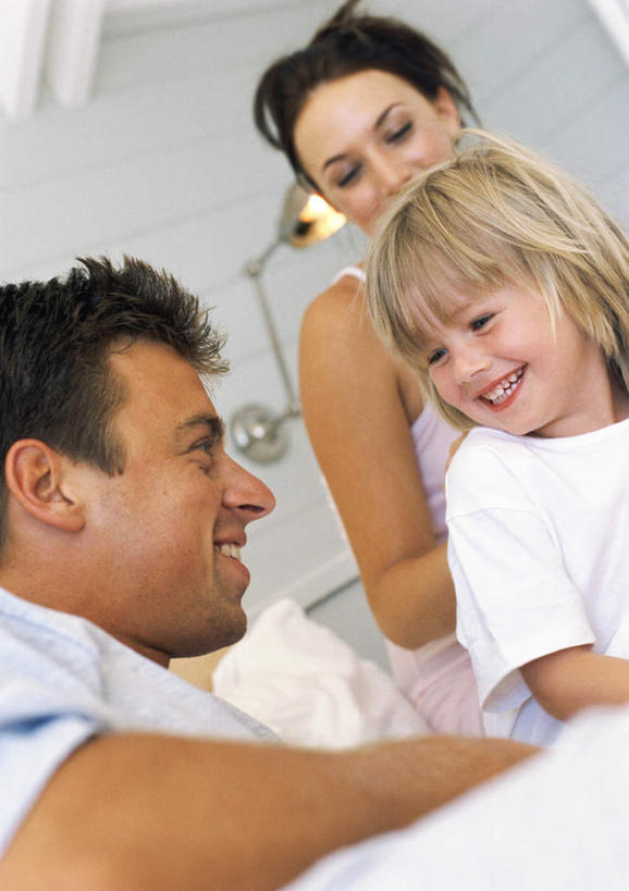 西方人,儿童,三个人,家庭,母亲,父亲,女儿,坐,躺,笑,微笑,露齿笑,竖图,室内,白天,仰视,纯洁,床,卧室,欧洲,欧洲人,双人床,床单,被子,小孩,趴着,温暖,温馨,父女,母女,三口之家,一家人,父爱,可爱,母爱,童年,童趣,和睦,被单,童真,烂漫,无邪,卧着,天真,男人,男性,年轻男性,年轻女性,女孩,女人,女性,白种人,孩子,年轻人,趴,躺着,卧,坐着,半身,彩图,低角度拍摄,睡房,卧房,融洽,女生