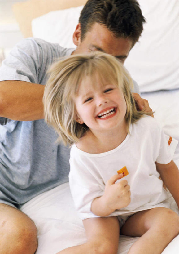 西方人,儿童,两个人,家庭,父亲,女儿,坐,笑,微笑,露齿笑,竖图,俯视,室内,白天,纯洁,床,卧室,欧洲,欧洲人,双人床,床单,被子,小孩,温暖,温馨,父女,一家人,父爱,可爱,童年,童趣,和睦,被单,童真,烂漫,无邪,天真,男人,男性,年轻男性,女孩,白种人,孩子,年轻人,坐着,半身,彩图,高角度拍摄,睡房,卧房,融洽,女生