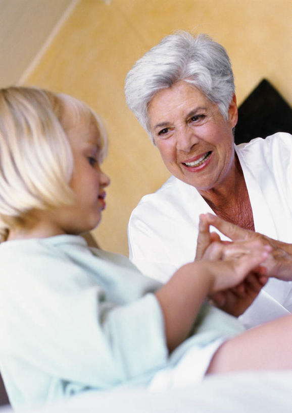 西方人,儿童,老年人,两个人,家庭,祖母,坐,双手交叉,竖图,室内,白天,仰视,纯洁,欧洲,欧洲人,小孩,温暖,温馨,一家人,可爱,童年,童趣,奶奶,祖孙,和睦,双手抱胸,童真,烂漫,无邪,外婆,外孙女,外祖母,天真,老年女性,女孩,女人,女性,白种人,孩子,孙女,坐着,半身,彩图,低角度拍摄,融洽,女生