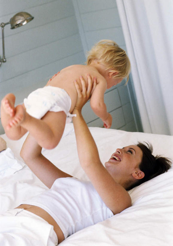 西方人,儿童,两个人,家庭,母亲,女儿,躺,举,抱,竖图,室内,白天,正面,纯洁,床,卧室,欧洲,欧洲人,双人床,床单,被子,小孩,托,温暖,温馨,母女,一家人,可爱,母爱,童年,童趣,抱着,和睦,被单,童真,烂漫,无邪,卧着,天真,年轻女性,女孩,女人,女性,白种人,孩子,年轻人,举起,举手,举着,躺着,卧,向上举,向上伸,向上托,半身,彩图,睡房,卧房,融洽,女生