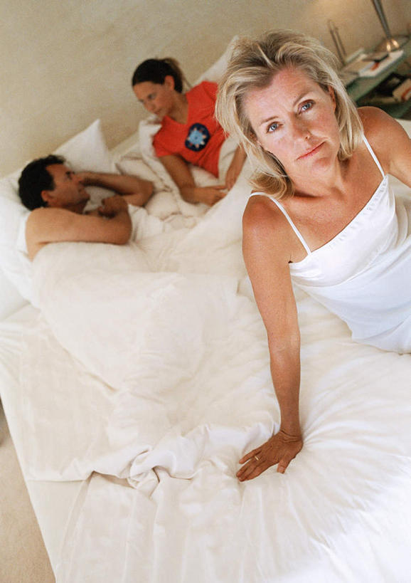 西方人,脸,头,脸颊,三个人,坐,竖图,俯视,室内,特写,白天,爱情,床,卧室,欧洲,欧洲人,朦胧,模糊,双人床,床单,浪漫,被子,温暖,温馨,恩爱,恋人,和睦,被单,男人,男性,女人,女性,中年男性,中年女性,白种人,头部,脸部,脸蛋,面部,情侣,坐着,半身,彩图,高角度拍摄,睡房,卧房,伴侣,融洽