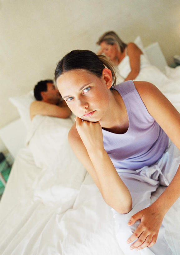 西方人,脸,头,脸颊,三个人,母亲,女儿,坐,竖图,俯视,室内,特写,白天,爱情,床,卧室,欧洲,欧洲人,撑,朦胧,模糊,双人床,床单,浪漫,托腮,被子,托,温暖,温馨,母女,恩爱,母爱,恋人,和睦,被单,托下巴,男人,男性,女人,女性,中年男性,中年女性,白种人,头部,脸部,脸蛋,面部,情侣,坐着,半身,彩图,高角度拍摄,睡房,卧房,伴侣,融洽