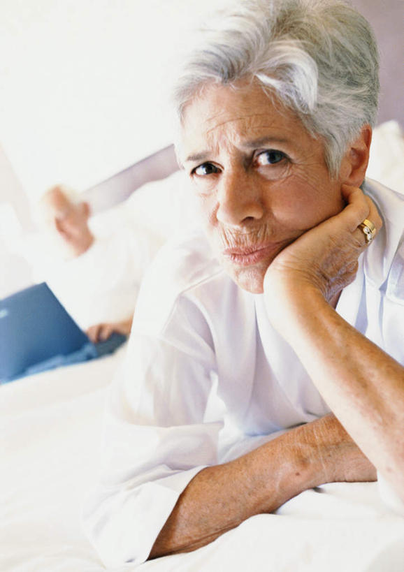 西方人,脸,头,脸颊,两个人,夫妻,坐,竖图,室内,特写,白天,正面,爱情,电脑,笔记本电脑,床,卧室,欧洲,欧洲人,撑,朦胧,模糊,网络,双人床,床单,浪漫,托腮,通讯设备,被子,趴着,托,恩爱,恋人,无线,被单,托下巴,通信设备,无线网络,无线上网,便携式电脑,手提电脑,老年男性,老年女性,男人,男性,女人,女性,白种人,头部,脸部,脸蛋,面部,情侣,趴,坐着,半身,彩图,睡房,卧房,伴侣