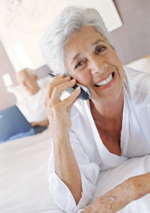 西方人,脸,头,脸颊,两个人,夫妻,坐,打电话,竖图,室内,特写,白天,正面,爱情,电脑,笔记本电脑,床,卧室,电话,手机,欧洲,欧洲人,朦胧,模糊,网络,双人床,床单,浪漫,拿,拿着,通讯设备,被子,趴着,恩爱,恋人,无线,被单,通信设备,无线网络,无线上网,便携式电脑,交流,手提电脑,老年男性,老年女性,男人,男性,女人,女性,白种人,头部,脸部,脸蛋,面部,情侣,沟通,趴,通话,坐着,半身,彩图,睡房,卧房,伴侣