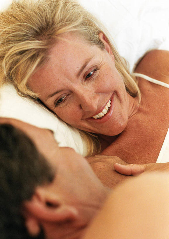 西方人,两个人,夫妻,躺,笑,微笑,露齿笑,竖图,俯视,室内,白天,爱情,床,卧室,欧洲,欧洲人,朦胧,模糊,双人床,床单,浪漫,被子,相视,面对面,恩爱,恋人,对视,被单,相对,相看,卧着,男人,男性,年轻男性,年轻女性,女人,女性,白种人,情侣,躺着,卧,半身,彩图,高角度拍摄,睡房,卧房,伴侣