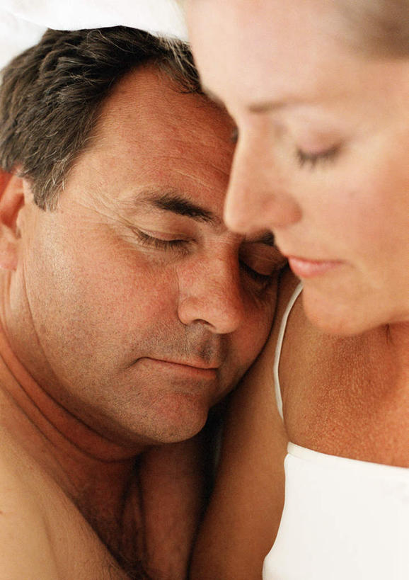 西方人,脸,头,脸颊,两个人,夫妻,坐,闭眼,睡,竖图,俯视,室内,特写,白天,爱情,欧洲,欧洲人,浪漫,恩爱,恋人,男人,男性,年轻男性,年轻女性,女人,女性,白种人,头部,脸部,脸蛋,面部,情侣,闭眼睛,闭着眼,闭着眼睛,困,困觉,寝息,睡觉,坐着,半身,彩图,高角度拍摄,伴侣