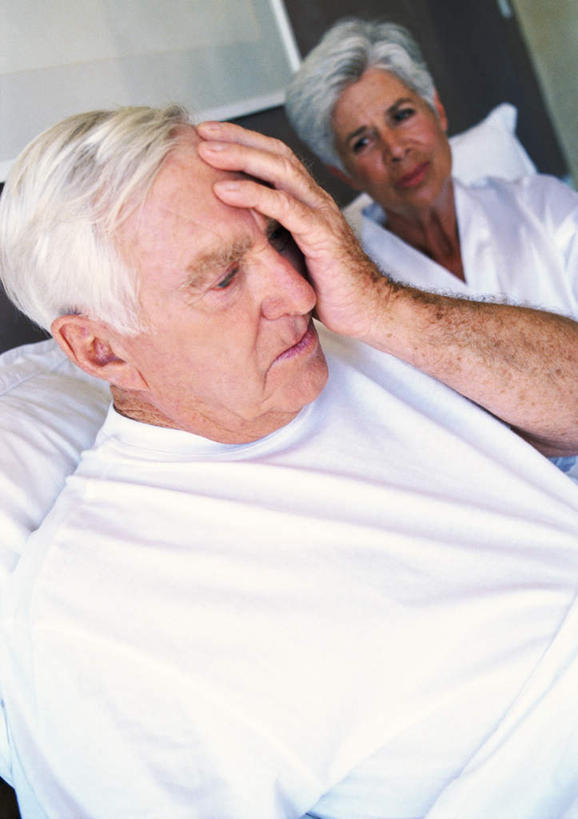 西方人,两个人,夫妻,坐,摸,竖图,室内,白天,正面,爱情,床,卧室,欧洲,欧洲人,抚摸,双人床,床单,浪漫,被子,恩爱,恋人,被单,老年男性,老年女性,男人,男性,女人,女性,白种人,情侣,触摸,接触,坐着,半身,彩图,睡房,卧房,伴侣