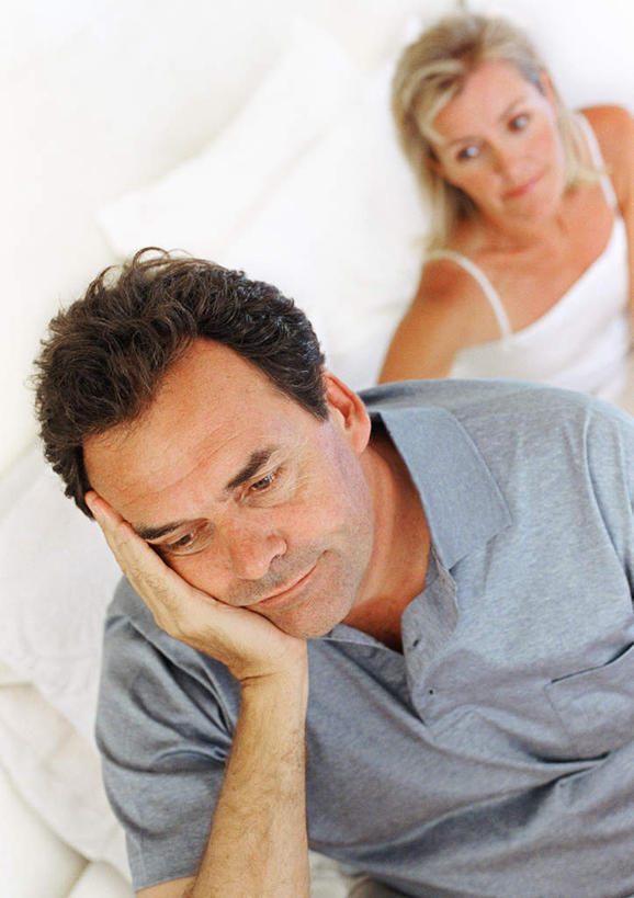 西方人,两个人,夫妻,坐,竖图,俯视,室内,白天,爱情,床,卧室,欧洲,欧洲人,撑,双人床,床单,浪漫,托腮,被子,托,恩爱,恋人,被单,托下巴,男人,男性,年轻男性,年轻女性,女人,女性,白种人,情侣,坐着,半身,彩图,高角度拍摄,睡房,卧房,伴侣