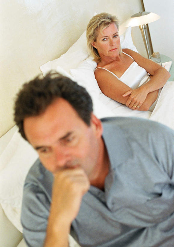 西方人,两个人,夫妻,坐,竖图,俯视,室内,白天,爱情,床,卧室,欧洲,欧洲人,撑,双人床,床单,浪漫,被子,恩爱,恋人,撑着,被单,男人,男性,年轻男性,年轻女性,女人,女性,白种人,情侣,坐着,半身,彩图,高角度拍摄,睡房,卧房,伴侣