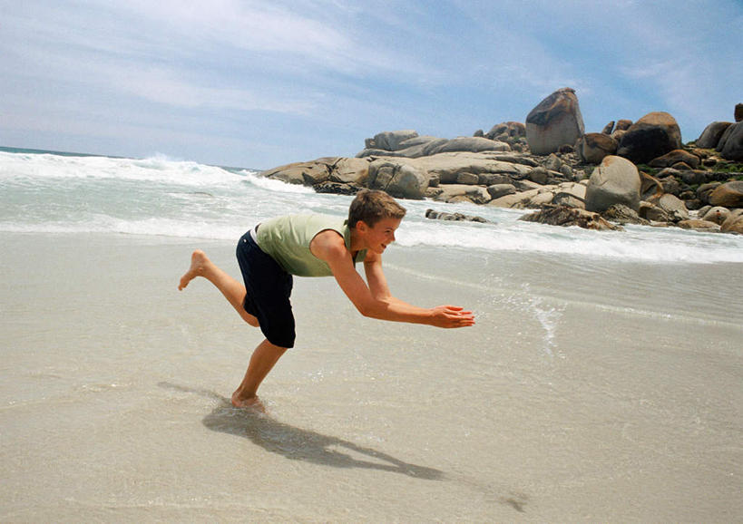 西方人,儿童,一个人,站,捧,横图,室外,白天,侧面,度假,游戏,纯洁,海浪,海洋,美景,沙滩,欧洲,欧洲人,仅一个男性,仅一个人,阴影,飞溅,溅,光线,沙子,液体,影子,海岸,景观,浪花,水滴,云,云朵,沙地,玩,云彩,娱乐,水珠,小孩,蓝色,白云,蓝天,天空,阳光,自然,海水,天,站着,仅一个小孩,享受,休闲,景色,放松,可爱,童年,童趣,活动,发泄,喷洒,消遣,智力,自然风光,海景,童真,烂漫,无邪,宣泄,天真,男孩,男人,男性,白种人,孩子,大海,风浪,海,海水的波动,海滩,近岸浪,涌浪,端,端着,捧着,手捧,玩耍,嬉戏,站立,彩图,全身,男生