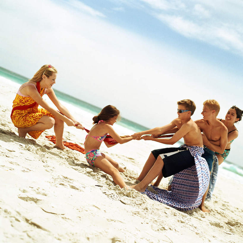 西方人,伙伴,朋友,站,坐,横图,室外,白天,侧面,旅游,度假,友谊,纯洁,拔河,海浪,海洋,美景,沙滩,欧洲,欧洲人,握,阴影,光线,墨镜,沙子,眼镜,影子,海岸,景观,浪花,云,云朵,沙地,许多人,云彩,娱乐,裸露,蓝色,白云,蓝天,天空,阳光,自然,海水,太阳镜,太阳眼镜,毛巾,天,站着,一群人,享受,休闲,遮阳镜,景色,放松,可爱,童年,童趣,握着,自然风光,裸,海景,童真,烂漫,无邪,天真,友情,男人,男性,年轻男性,年轻女性,女人,女性,白种人,大海,风浪,海,海水的波动,海滩,近岸浪,涌浪,站立,坐着,彩图,全身