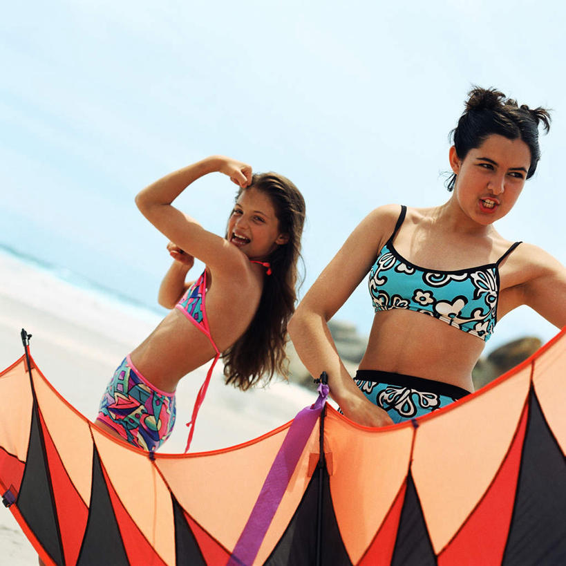 西方人,两个人,伙伴,朋友,站,举,笑,微笑,露齿笑,方图,室外,白天,仰视,泳装,比基尼,旅游,度假,友谊,海浪,海洋,美景,沙滩,欧洲,欧洲人,沙子,海岸,景观,浪花,云,云朵,沙地,云彩,娱乐,蓝色,白云,蓝天,天空,自然,海水,天,托,站着,享受,休闲,景色,放松,自然风光,海景,友情,年轻女性,女人,女性,白种人,大海,风浪,海,海水的波动,海滩,近岸浪,涌浪,举起,举手,举着,向上举,向上伸,向上托,站立,半身,彩图,低角度拍摄,三点式,泳衣