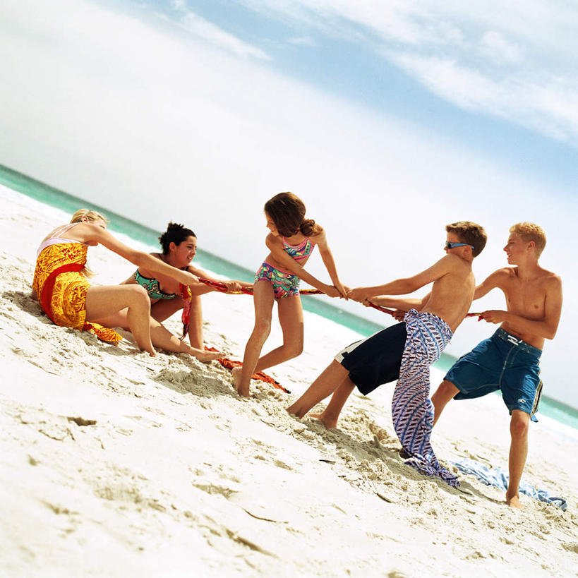 西方人,伙伴,朋友,站,坐,方图,室外,白天,侧面,旅游,度假,友谊,纯洁,拔河,海浪,海洋,美景,沙滩,欧洲,欧洲人,握,阴影,光线,墨镜,沙子,眼镜,影子,海岸,景观,浪花,云,云朵,沙地,许多人,云彩,娱乐,裸露,蓝色,白云,蓝天,天空,阳光,自然,海水,太阳镜,太阳眼镜,毛巾,天,站着,一群人,享受,休闲,遮阳镜,景色,放松,可爱,童年,童趣,握着,自然风光,裸,海景,童真,烂漫,无邪,天真,友情,男人,男性,年轻男性,年轻女性,女人,女性,白种人,大海,风浪,海,海水的波动,海滩,近岸浪,涌浪,站立,坐着,彩图,全身