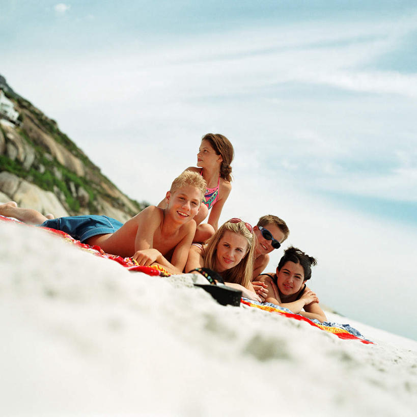 西方人,伙伴,朋友,方图,俯视,室外,白天,旅游,度假,友谊,美景,沙滩,欧洲,欧洲人,墨镜,沙子,眼镜,海岸,景观,沙地,许多人,娱乐,自然,太阳镜,太阳眼镜,毛巾,趴着,一群人,享受,休闲,遮阳镜,景色,放松,自然风光,友情,男人,男性,年轻男性,年轻女性,女人,女性,白种人,海滩,趴,半身,彩图,高角度拍摄