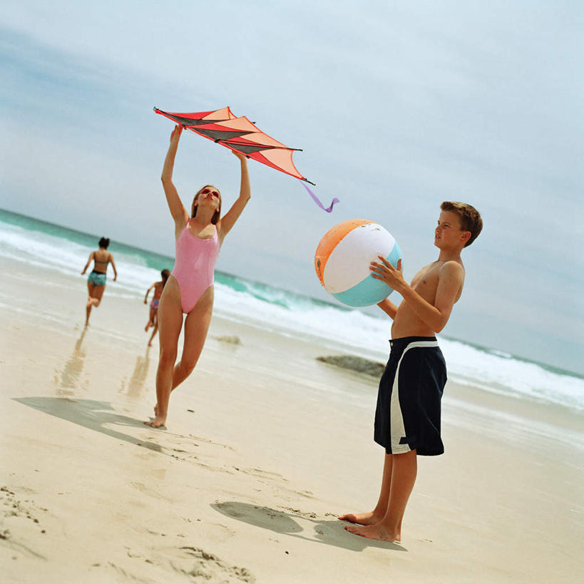 西方人,三个人,伙伴,朋友,站,举,方图,室外,白天,正面,旅游,度假,友谊,海浪,海洋,美景,沙滩,欧洲,欧洲人,沙子,海岸,景观,浪花,沙地,拿,拿着,娱乐,球,一个,自然,海水,风筝,托,站着,享受,休闲,球体,景色,放松,放风筝,单个,纸鸢,自然风光,海景,放鹞子,鹞,鹞子,鸢,木鸢,友情,男人,男性,年轻男性,年轻女性,女人,女性,白种人,大海,风浪,海,海水的波动,海滩,近岸浪,涌浪,举起,举手,举着,向上举,向上伸,向上托,站立,彩图,全身