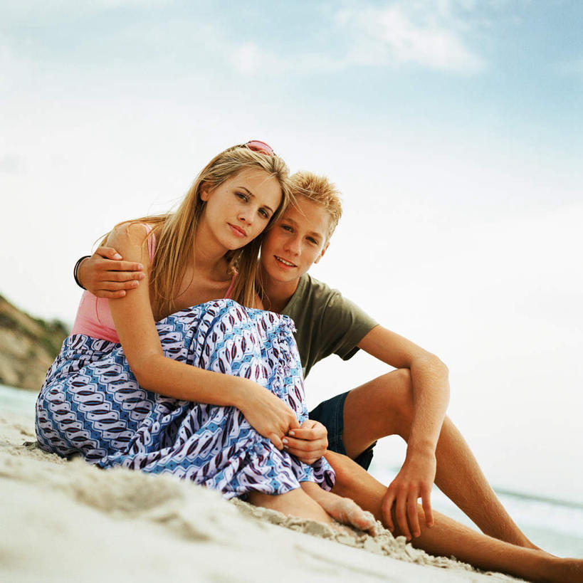 西方人,两个人,坐,抱,方图,室外,白天,仰视,爱情,沙滩,欧洲,欧洲人,沙子,海岸,云,云朵,沙地,浪漫,云彩,蓝色,白云,蓝天,天空,天,温暖,温馨,恩爱,恋人,抱着,和睦,搂着,男人,男性,年轻男性,年轻女性,女人,女性,白种人,情侣,海滩,搂,搂抱,坐着,彩图,低角度拍摄,全身,伴侣,融洽