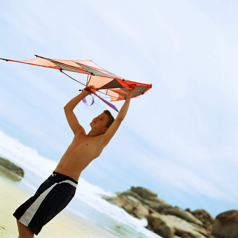 西方人,一个人,站,举,方图,室外,白天,侧面,旅游,度假,海浪,海洋,美景,沙滩,欧洲,欧洲人,仅一个男性,仅一个人,沙子,海岸,景观,浪花,沙地,娱乐,仅一个年轻男性,自然,海水,风筝,托,站着,享受,休闲,景色,放松,放风筝,纸鸢,自然风光,海景,放鹞子,鹞,鹞子,鸢,木鸢,男人,男性,年轻男性,白种人,大海,风浪,海,海水的波动,海滩,近岸浪,涌浪,举起,举手,举着,向上举,向上伸,向上托,站立,半身,彩图