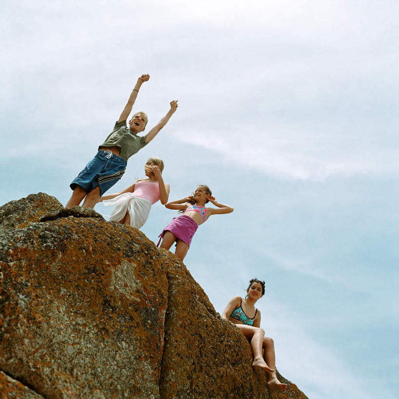 西方人,伙伴,朋友,站,举,方图,室外,白天,仰视,爱情,友谊,石头,欧洲,欧洲人,石子,云,云朵,许多人,浪漫,云彩,蓝色,白云,蓝天,天空,天,托,站着,一群人,温暖,温馨,恩爱,恋人,和睦,友情,男人,男性,年轻男性,年轻女性,女人,女性,白种人,情侣,石块,岩石,举起,举手,举着,向上举,向上伸,向上托,站立,半身,彩图,低角度拍摄,伴侣,融洽