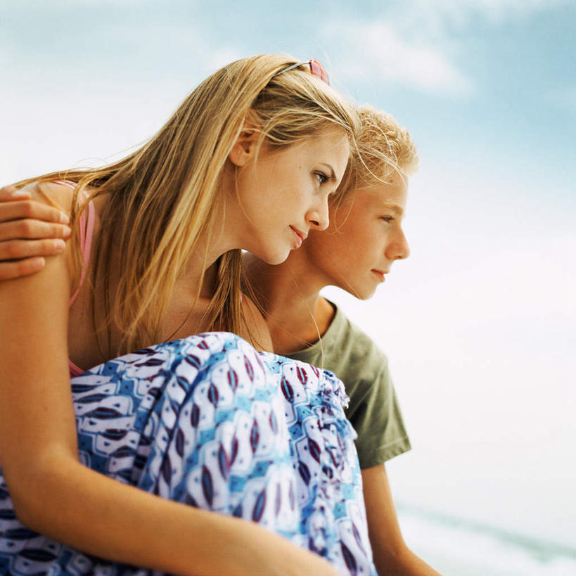 西方人,两个人,坐,抱,方图,室外,白天,侧面,爱情,旅游,度假,海浪,海洋,美景,沙滩,欧洲,欧洲人,朦胧,模糊,沙子,海岸,景观,浪花,云,云朵,沙地,浪漫,云彩,娱乐,蓝色,白云,蓝天,天空,自然,海水,天,享受,休闲,温暖,温馨,景色,恩爱,放松,恋人,抱着,和睦,搂着,自然风光,海景,男人,男性,年轻男性,年轻女性,女人,女性,白种人,情侣,大海,风浪,海,海水的波动,海滩,近岸浪,涌浪,搂,搂抱,坐着,半身,彩图,伴侣,融洽