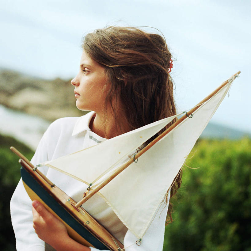 西方人,一个人,站,抱,方图,室外,白天,正面,草地,草坪,植物,船,欧洲,欧洲人,仅一个年轻女性,仅一个女性,仅一个人,朦胧,模糊,云,云朵,云彩,草,蓝色,绿色,白云,蓝天,天空,模型,天,站着,抱着,年轻女性,女人,女性,白种人,站立,半身,彩图