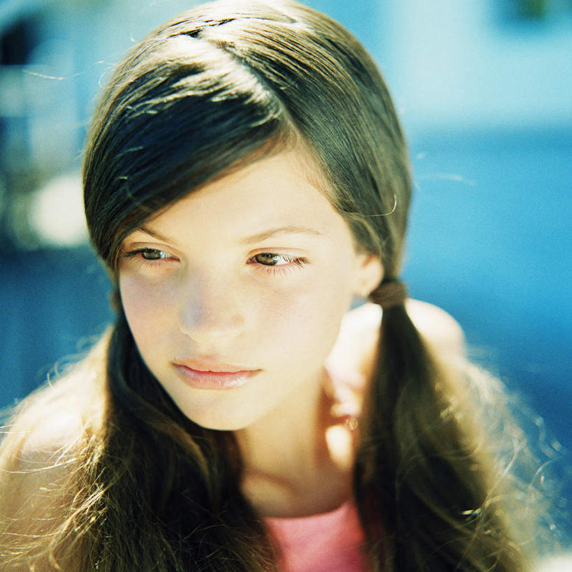 西方人,脸,头,脸颊,一个人,站,方图,俯视,室外,特写,白天,欧洲,欧洲人,仅一个年轻女性,仅一个女性,仅一个人,阴影,光线,影子,注视,阳光,观察,看,站着,观看,察看,关注,年轻女性,女人,女性,白种人,头部,脸部,脸蛋,面部,站立,半身,彩图,高角度拍摄