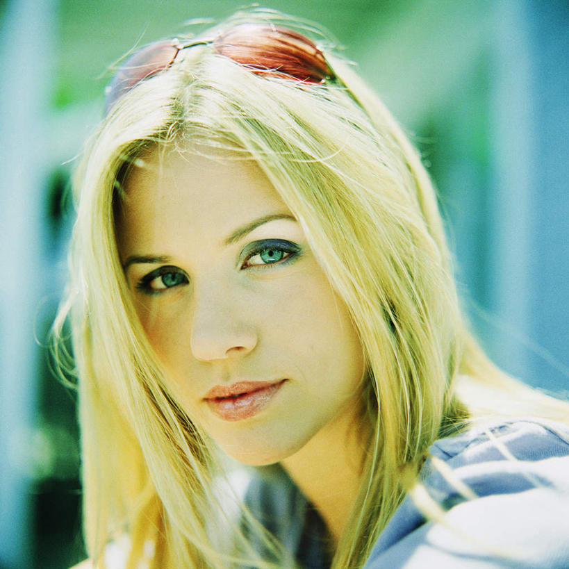 西方人,脸,头,脸颊,一个人,站,方图,室外,特写,白天,正面,欧洲,欧洲人,仅一个年轻女性,仅一个女性,仅一个人,阴影,朦胧,模糊,光线,影子,注视,阳光,观察,看,站着,观看,察看,关注,年轻女性,女人,女性,白种人,头部,脸部,脸蛋,面部,站立,半身,彩图