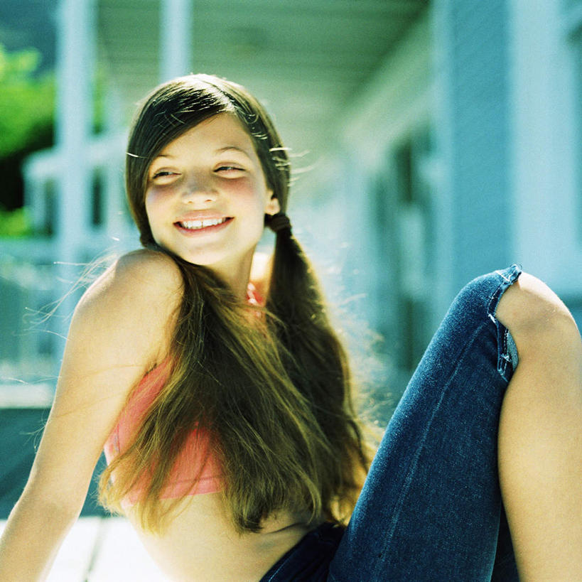 西方人,一个人,坐,笑,微笑,露齿笑,方图,室外,白天,正面,欧洲,欧洲人,仅一个年轻女性,仅一个女性,仅一个人,撑,阴影,朦胧,模糊,光线,影子,阳光,撑着,年轻女性,女人,女性,白种人,坐着,半身,彩图