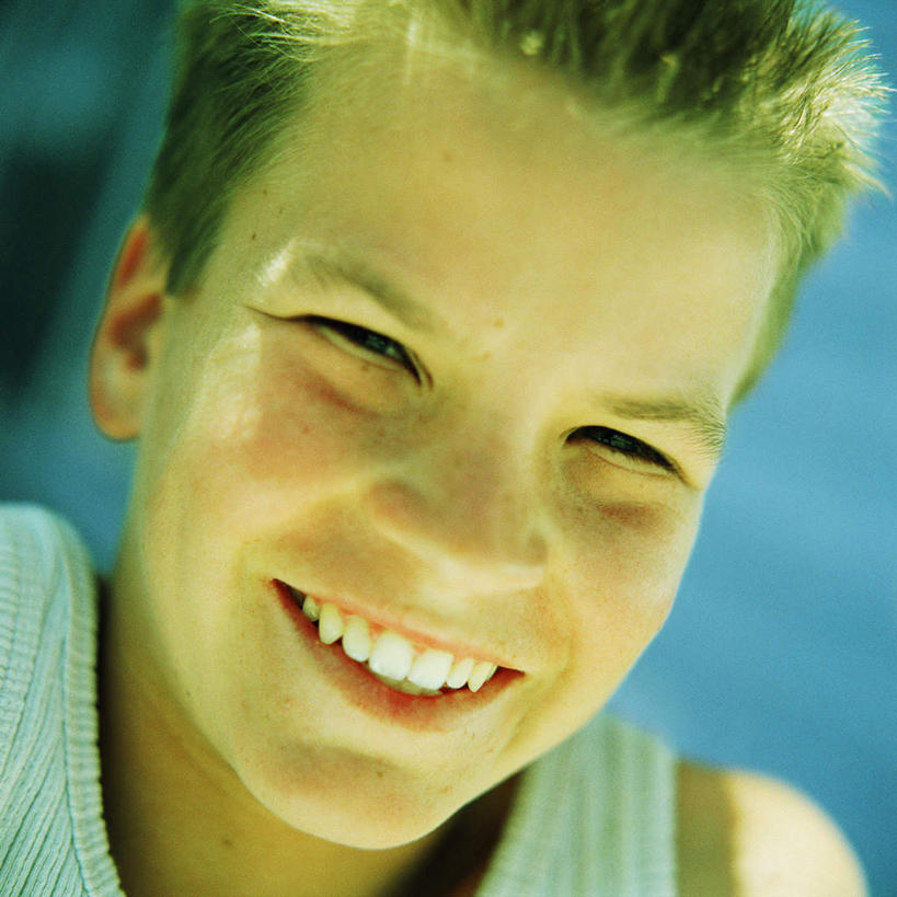 西方人,脸,头,脸颊,一个人,站,笑,微笑,露齿笑,方图,室外,特写,白天,正面,欧洲,欧洲人,仅一个男性,仅一个人,阴影,光线,影子,仅一个年轻男性,阳光,站着,男人,男性,年轻男性,白种人,头部,脸部,脸蛋,面部,站立,半身,彩图