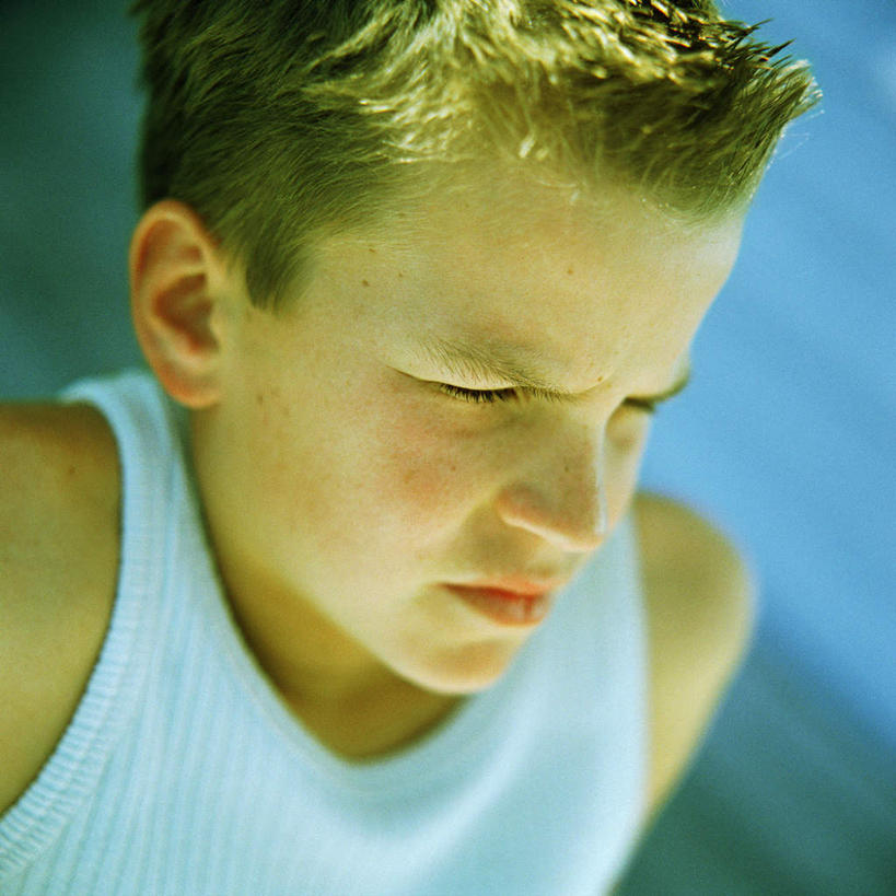 西方人,脸,头,脸颊,一个人,站,方图,室外,特写,白天,正面,欧洲,欧洲人,仅一个男性,仅一个人,阴影,光线,影子,注视,仅一个年轻男性,阳光,观察,看,站着,观看,察看,关注,男人,男性,年轻男性,白种人,头部,脸部,脸蛋,面部,站立,半身,彩图