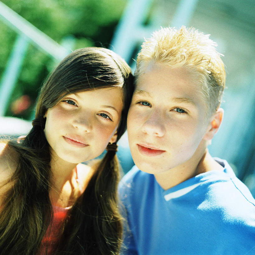 西方人,脸,头,脸颊,两个人,伙伴,朋友,站,笑,微笑,方图,室外,特写,白天,正面,友谊,树林,植物,欧洲,欧洲人,阴影,朦胧,模糊,光线,影子,树,树木,绿色,阳光,自然,站着,生长,成长,友情,男人,男性,年轻男性,年轻女性,女人,女性,白种人,头部,脸部,脸蛋,面部,站立,半身,彩图