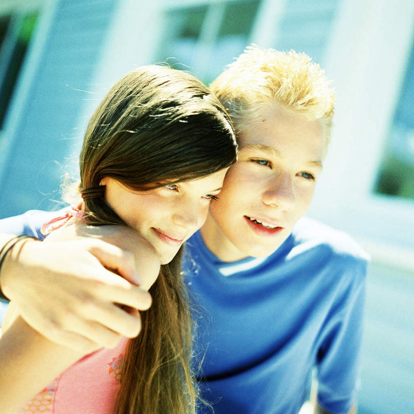 西方人,两个人,伙伴,朋友,站,抱,方图,室外,白天,正面,友谊,欧洲,欧洲人,阴影,朦胧,模糊,光线,影子,阳光,站着,抱着,搂着,友情,男人,男性,年轻男性,年轻女性,女人,女性,白种人,搂,搂抱,站立,半身,彩图