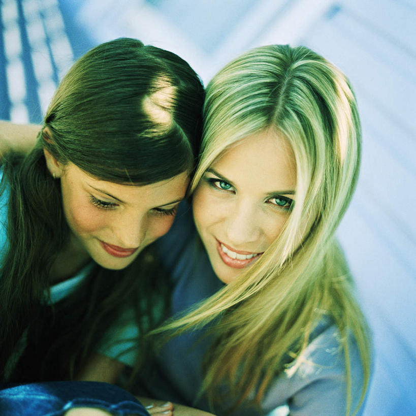 西方人,两个人,伙伴,朋友,站,笑,微笑,露齿笑,方图,俯视,室外,白天,友谊,欧洲,欧洲人,阴影,光线,影子,阳光,站着,友情,年轻女性,女人,女性,白种人,站立,半身,彩图,高角度拍摄