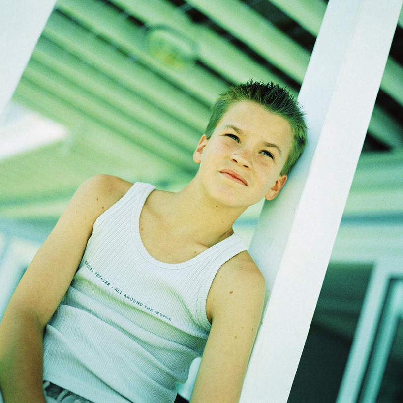 西方人,脸,头,脸颊,一个人,站,方图,室外,特写,白天,仰视,欧洲,欧洲人,仅一个男性,仅一个人,注视,仅一个年轻男性,观察,看,站着,观看,察看,关注,男人,男性,年轻男性,白种人,头部,脸部,脸蛋,面部,站立,半身,彩图,低角度拍摄