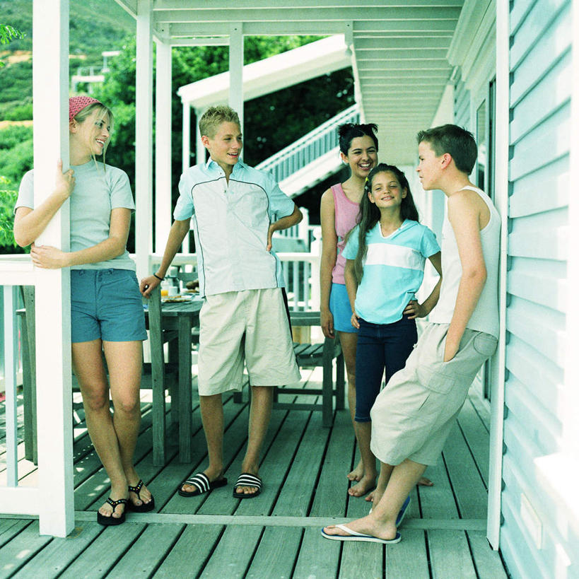 西方人,伙伴,朋友,家,木屋,栏杆,站,抱,说,方图,室外,白天,正面,讨论,友谊,树林,植物,地板,欧洲,欧洲人,地面,许多人,木地板,住宅,树,树木,绿色,自然,站着,一群人,生长,成长,抱着,交流,友情,男人,男性,年轻男性,年轻女性,女人,女性,白种人,沟通,讲话,交谈,商讨,说话,谈话,站立,彩图,全身,茅舍,茅屋,棚屋,小木屋,小屋