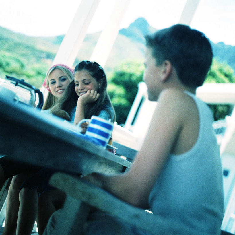 西方人,三个人,伙伴,朋友,坐,方图,室外,白天,正面,友谊,树林,植物,欧洲,欧洲人,撑,托腮,树,树木,绿色,自然,托,生长,成长,托下巴,友情,男人,男性,年轻男性,年轻女性,女人,女性,白种人,坐着,半身,彩图