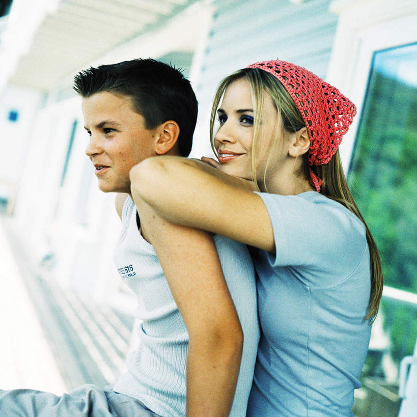 西方人,两个人,站,方图,室外,白天,侧面,爱情,窗户,落地窗,欧洲,欧洲人,头巾,浪漫,注视,玻璃窗,观察,看,站着,温暖,温馨,恩爱,恋人,观看,和睦,察看,关注,男人,男性,年轻男性,年轻女性,女人,女性,白种人,情侣,站立,半身,彩图,伴侣,融洽