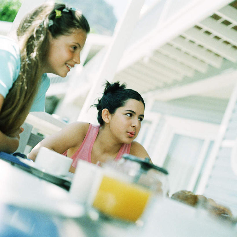 西方人,两个人,伙伴,朋友,家,木屋,坐,方图,室外,白天,正面,友谊,餐桌,桌子,杯子,欧洲,欧洲人,朦胧,模糊,橙汁,住宅,玻璃制品,水杯,餐台,友情,年轻女性,女人,女性,白种人,玻璃杯,坐着,半身,彩图,茅舍,茅屋,棚屋,小木屋,小屋