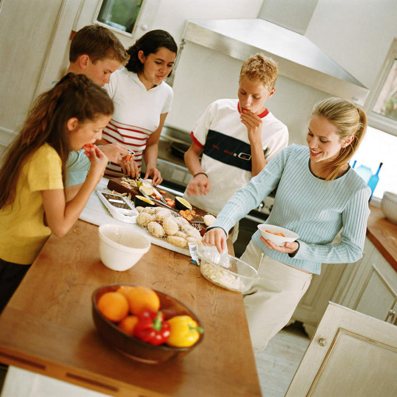 点心,面包,西方人,伙伴,朋友,站,笑,微笑,露齿笑,方图,室内,白天,正面,友谊,餐桌,桌子,辣椒,蔬菜,餐具,欧洲,欧洲人,朦胧,模糊,新鲜,饭厅,食品,面点,许多人,拿,拿着,食物,糕点,碗,站着,一群人,有机食品,绿色食品,餐台,辣角,红海椒,大椒,辣虎,广椒,友情,男人,男性,年轻男性,年轻女性,女人,女性,白种人,进餐用具,烹调用具,辣子,红辣椒,海椒,番椒,站立,半身,彩图