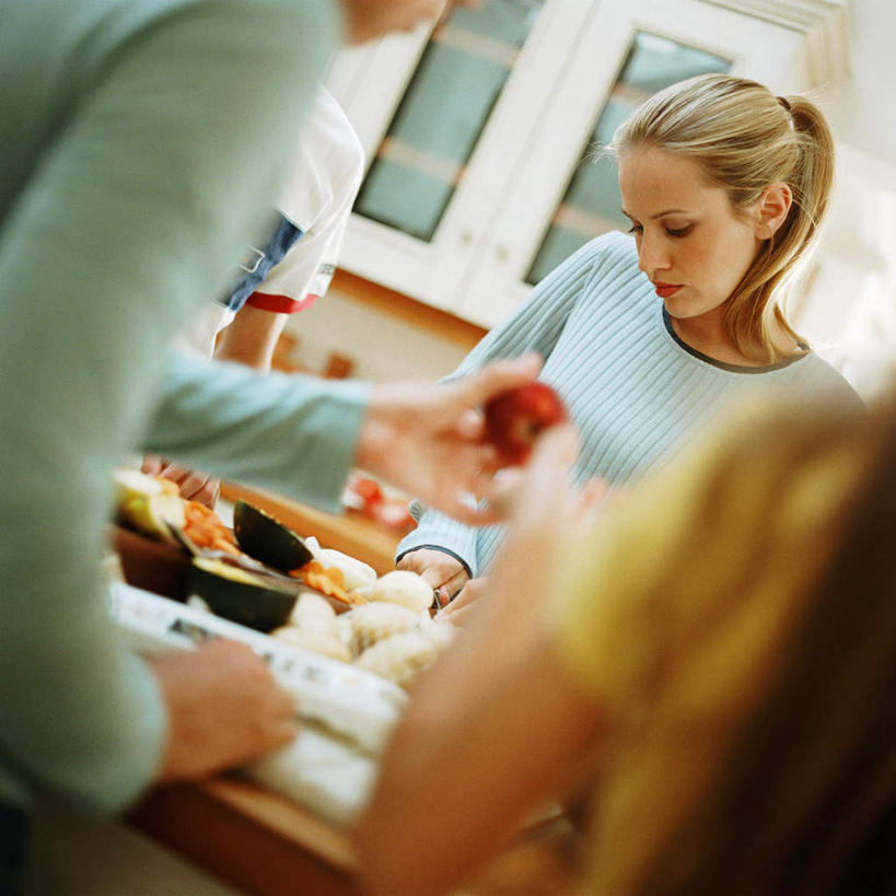 西方人,三个人,伙伴,朋友,站,方图,室内,白天,仰视,烹饪,西餐,友谊,欧洲,欧洲人,朦胧,模糊,料理,食品,刀具,拿,拿着,菜肴,美食,食物,刀,切,站着,西式,佳肴,友情,年轻女性,女人,女性,白种人,站立,半身,彩图,低角度拍摄,匕首