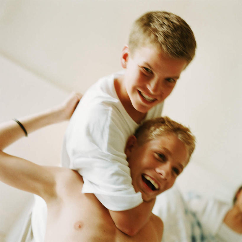 西方人,脸,头,脸颊,两个人,伙伴,朋友,站,抱,笑,微笑,露齿笑,方图,室内,特写,白天,正面,友谊,欧洲,欧洲人,站着,抱着,搂着,友情,男人,男性,年轻男性,白种人,头部,脸部,脸蛋,面部,搂,搂抱,站立,半身,彩图