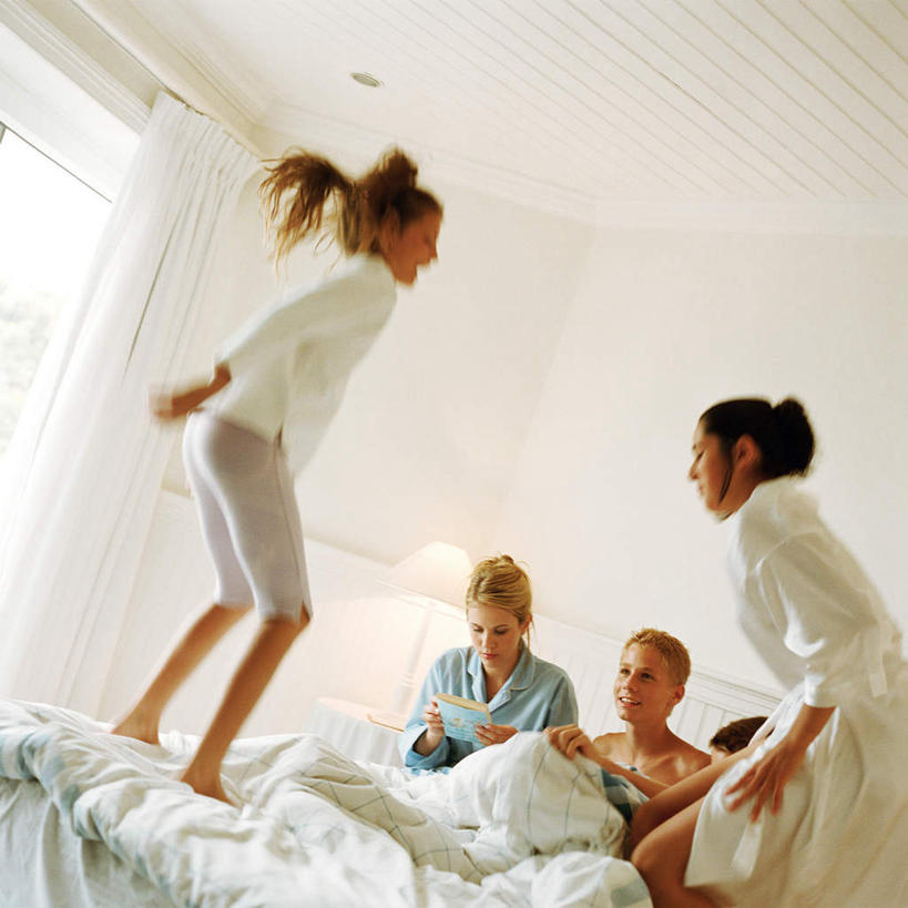 西方人,四个人,伙伴,朋友,站,方图,室内,白天,正面,友谊,床,卧室,欧洲,欧洲人,双人床,床单,被子,站着,被单,友情,男人,男性,年轻男性,年轻女性,女人,女性,白种人,站立,半身,彩图,睡房,卧房