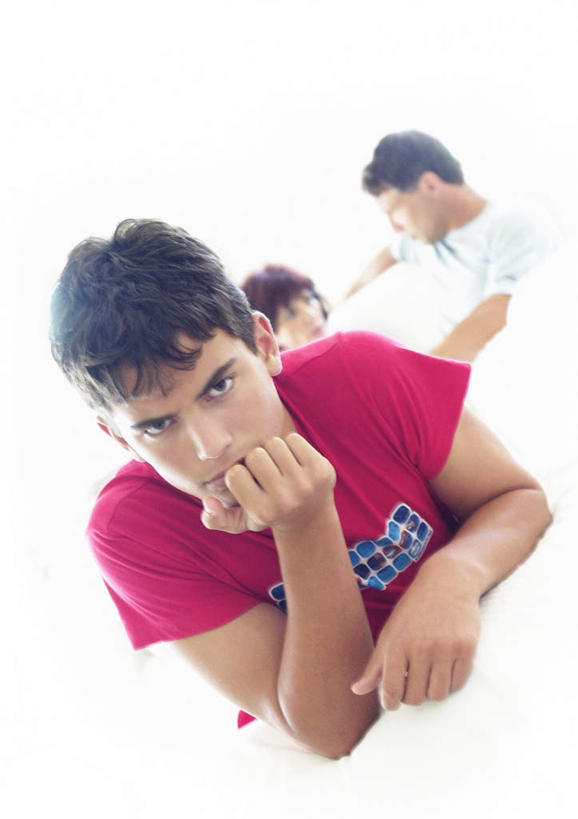 西方人,脸,头,脸颊,一个人,坐,竖图,室内,特写,白天,正面,欧洲,欧洲人,仅一个男性,仅一个人,撑,托腮,注视,仅一个年轻男性,观察,看,托,观看,察看,关注,托下巴,男人,男性,年轻男性,白种人,头部,脸部,脸蛋,面部,坐着,半身,彩图