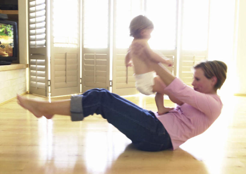 西方人,儿童,家庭,母亲,女儿,客厅,坐,举,横图,室内,白天,侧面,纯洁,窗户,地板,电视,欧洲,欧洲人,地面,木地板,玻璃窗,小孩,托,温暖,温馨,母女,一家人,可爱,母爱,童年,童趣,和睦,起居室,童真,烂漫,无邪,天真,年轻女性,女孩,女人,女性,白种人,孩子,年轻人,电视机,举起,举手,举着,向上举,向上伸,向上托,坐着,彩图,全身,融洽,女生