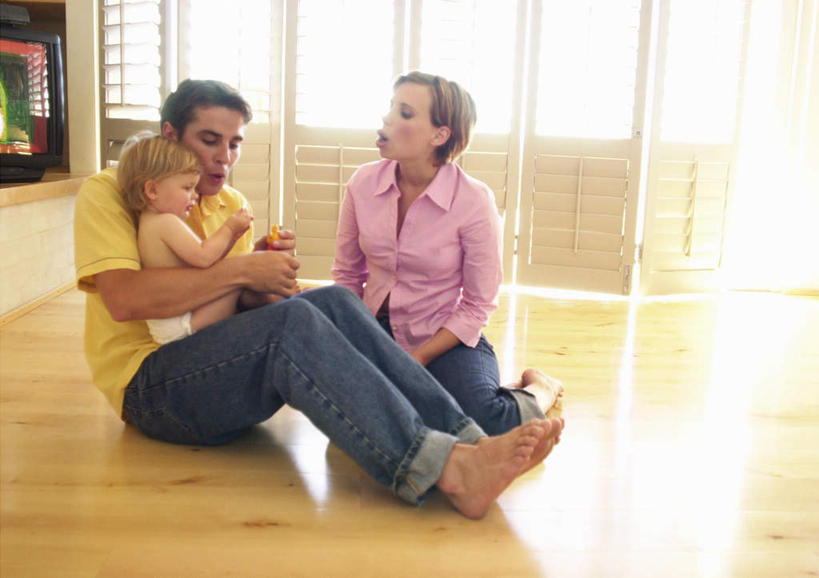 西方人,儿童,三个人,家庭,母亲,父亲,女儿,客厅,坐,抱,横图,室内,白天,正面,纯洁,窗户,地板,电视,欧洲,欧洲人,地面,木地板,玻璃窗,小孩,温暖,温馨,父女,母女,三口之家,一家人,父爱,可爱,母爱,童年,童趣,抱着,和睦,起居室,搂着,童真,烂漫,无邪,天真,男人,男性,年轻男性,年轻女性,女孩,女人,女性,白种人,孩子,年轻人,电视机,搂,搂抱,坐着,彩图,全身,融洽,女生