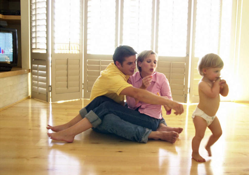西方人,儿童,三个人,家庭,母亲,父亲,女儿,客厅,站,坐,横图,室内,白天,正面,纯洁,窗户,地板,电视,欧洲,欧洲人,地面,裸露,木地板,玻璃窗,小孩,站着,温暖,温馨,父女,母女,三口之家,一家人,父爱,可爱,母爱,童年,童趣,和睦,起居室,裸,童真,烂漫,无邪,天真,男人,男性,年轻男性,年轻女性,女孩,女人,女性,白种人,孩子,年轻人,电视机,站立,坐着,彩图,全身,融洽,女生