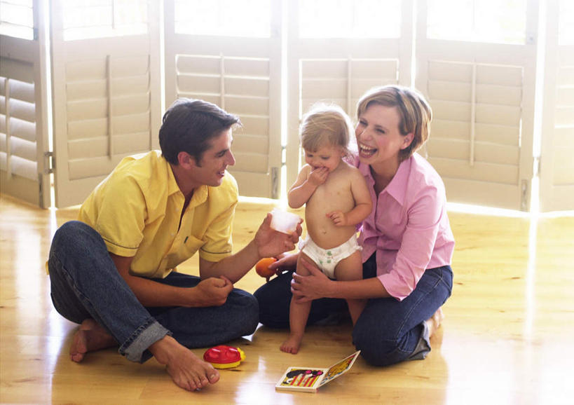 西方人,儿童,三个人,家庭,母亲,父亲,女儿,客厅,坐,抱,横图,室内,白天,正面,纯洁,窗户,地板,电视,欧洲,欧洲人,地面,木地板,玻璃窗,小孩,温暖,温馨,父女,母女,三口之家,一家人,父爱,可爱,母爱,童年,童趣,抱着,和睦,起居室,搂着,童真,烂漫,无邪,天真,男人,男性,年轻男性,年轻女性,女孩,女人,女性,白种人,孩子,年轻人,电视机,搂,搂抱,坐着,彩图,全身,融洽,女生