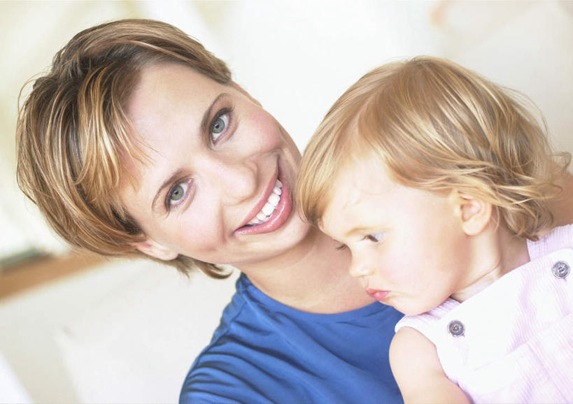 西方人,儿童,脸,头,脸颊,两个人,家庭,母亲,女儿,坐,笑,微笑,露齿笑,横图,室内,特写,白天,正面,纯洁,欧洲,欧洲人,小孩,温暖,温馨,母女,一家人,可爱,母爱,童年,童趣,和睦,童真,烂漫,无邪,天真,年轻女性,女孩,女人,女性,白种人,孩子,年轻人,头部,脸部,脸蛋,面部,坐着,半身,彩图,融洽,女生